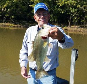 My dad found the biggest Bayou bass I saw in my boat